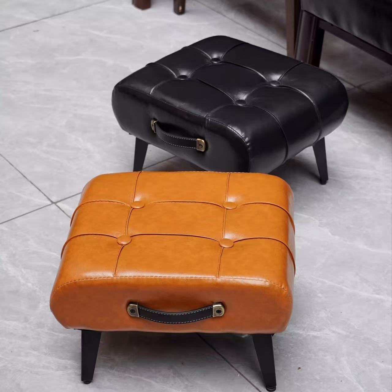 Kleiner Hocker aus Ölwachslede – Luxury Bags Entry Bewertung und Preis